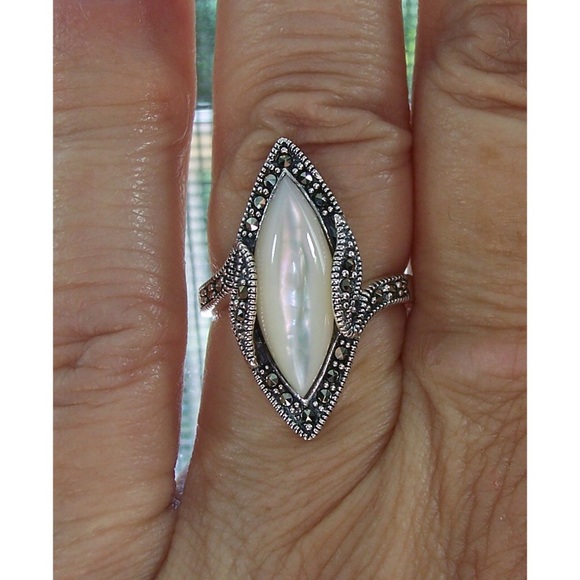 925 STERLING SILVER Marquise Mother Of Pearl & Marcasite Ring - Picture 4 of 15